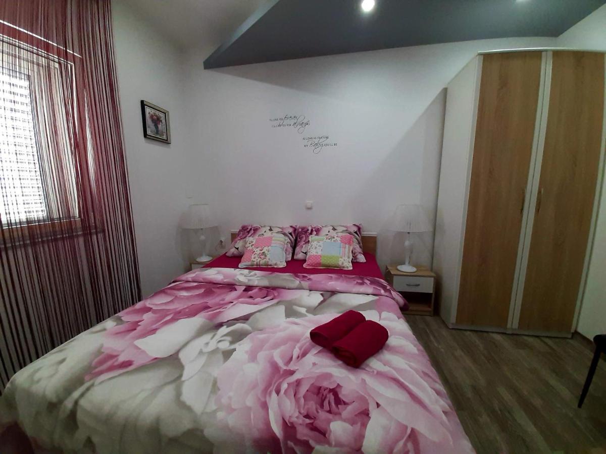 Apartmani Villa Anna Ražanac Buitenkant foto