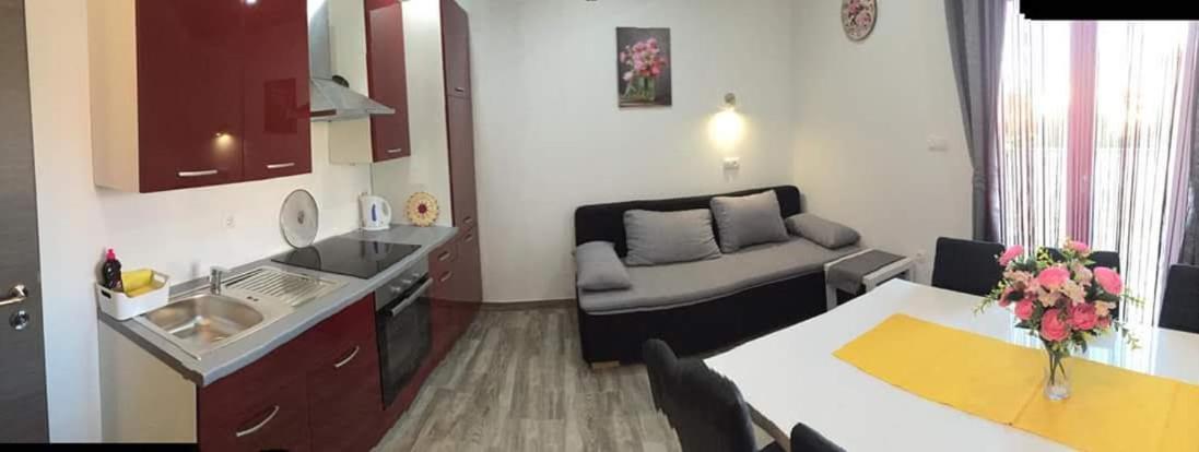 Apartmani Villa Anna Ražanac Buitenkant foto