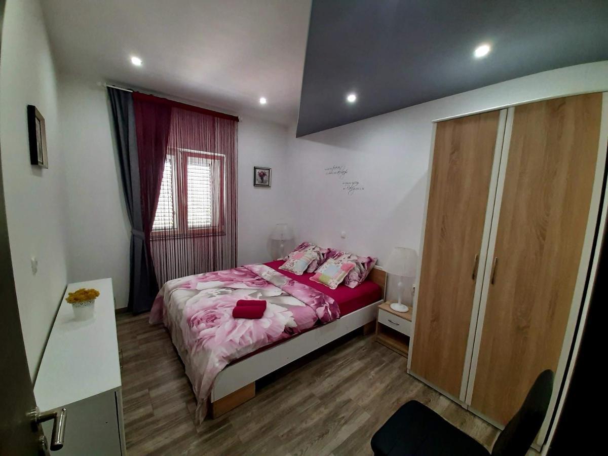 Apartmani Villa Anna Ražanac Buitenkant foto