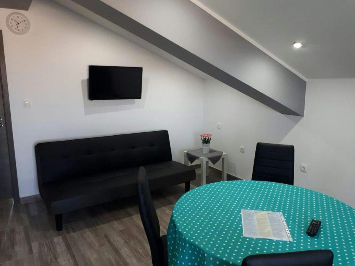 Apartmani Villa Anna Ražanac Buitenkant foto