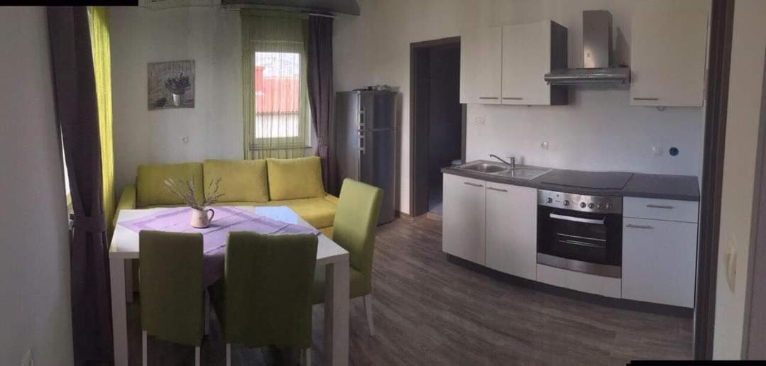 Apartmani Villa Anna Ražanac Buitenkant foto