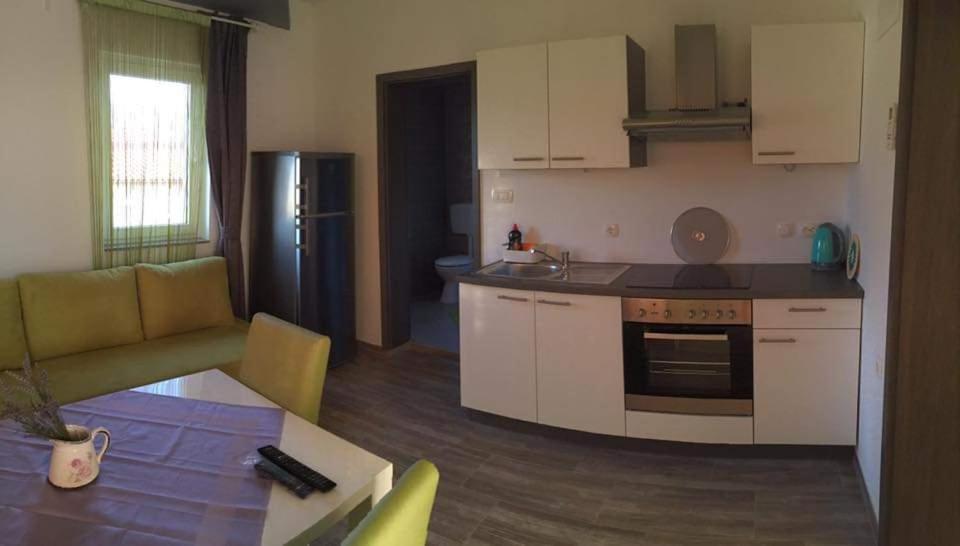 Apartmani Villa Anna Ražanac Buitenkant foto