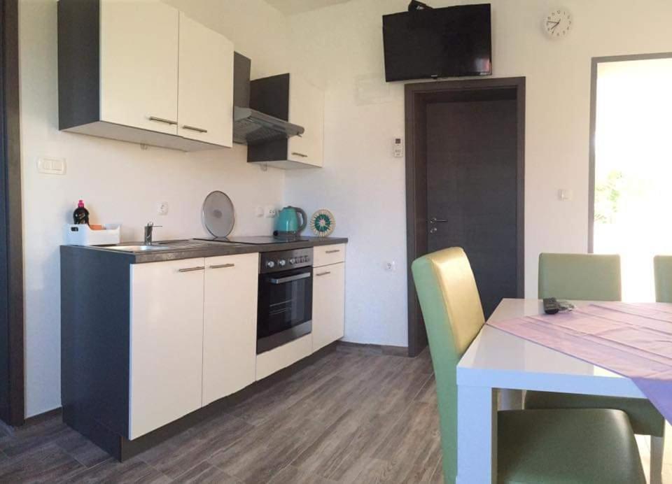 Apartmani Villa Anna Ražanac Buitenkant foto