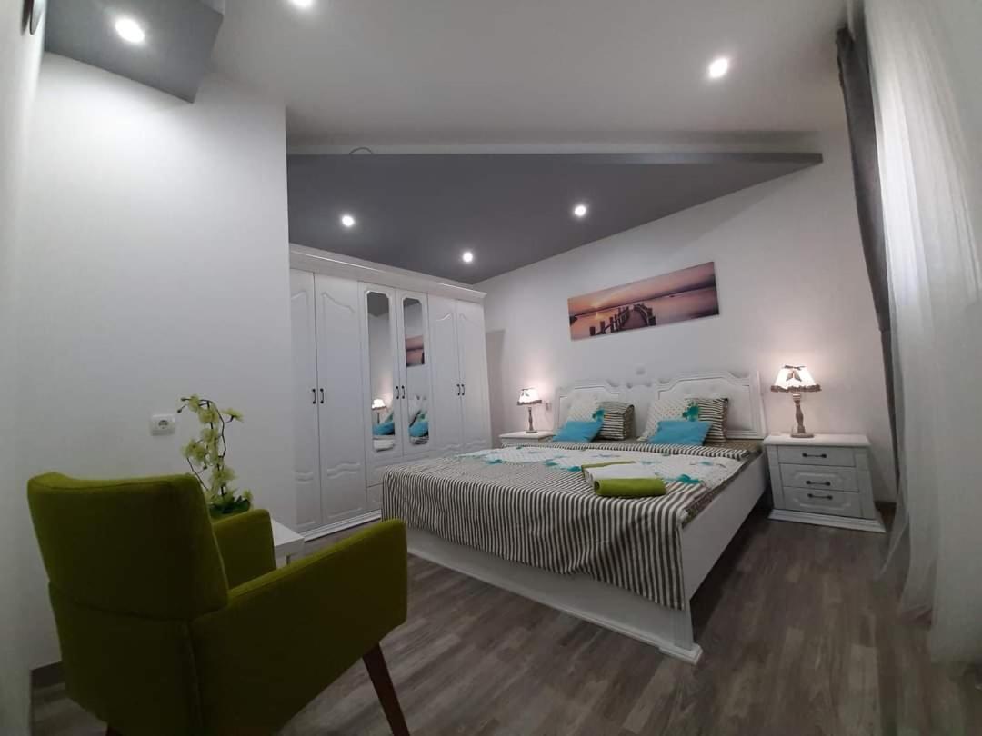 Apartmani Villa Anna Ražanac Buitenkant foto